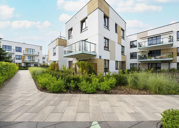 Spacious Family Apartment With Garden & Parking By Noclegi Renters