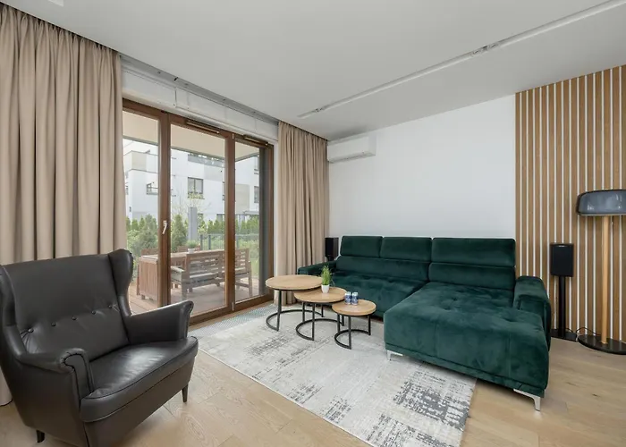 Spacious Family Apartment With Garden & Parking By Noclegi Renters
