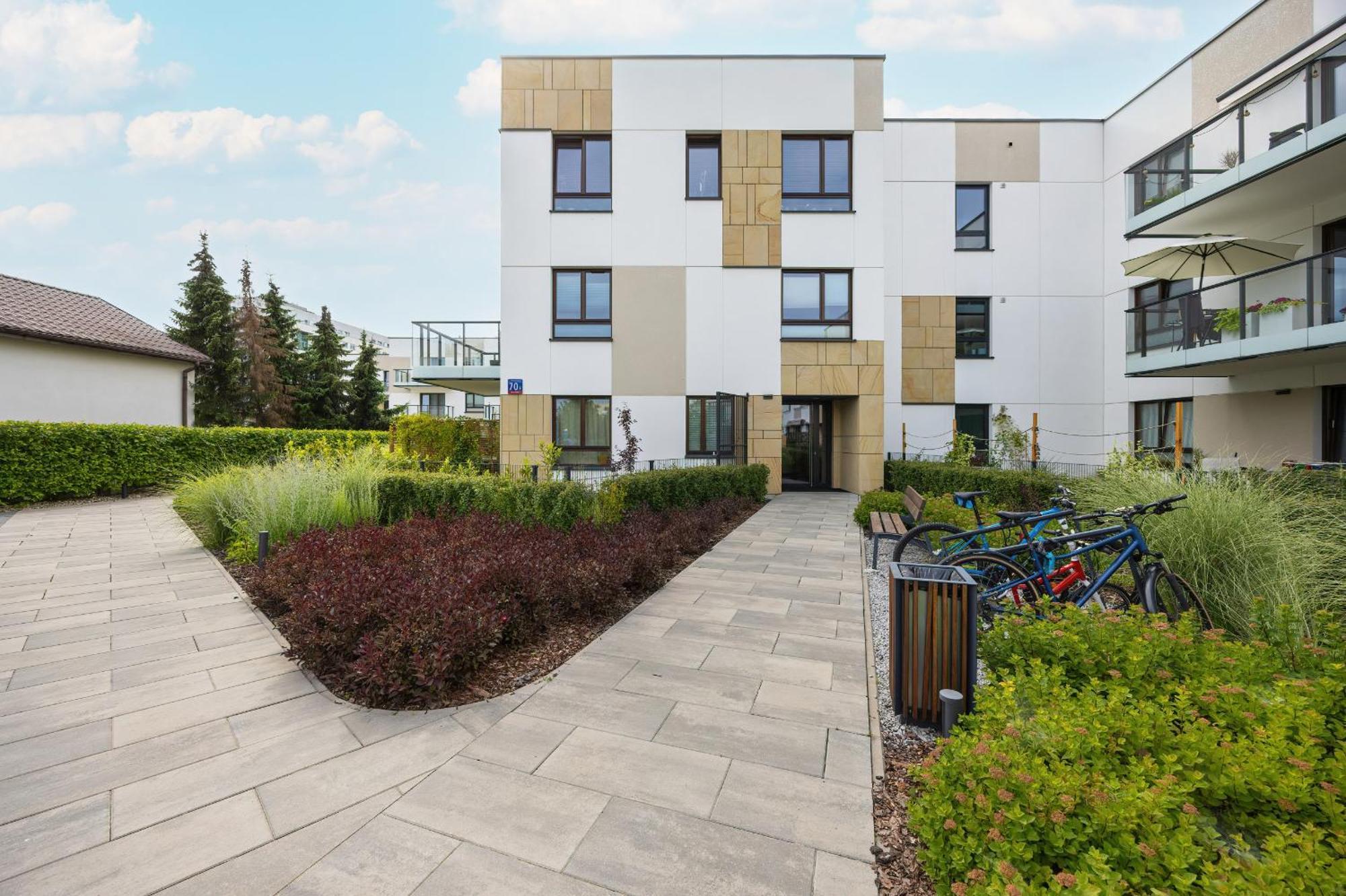 Spacious Family With Garden & Parking By Renters Apartment
